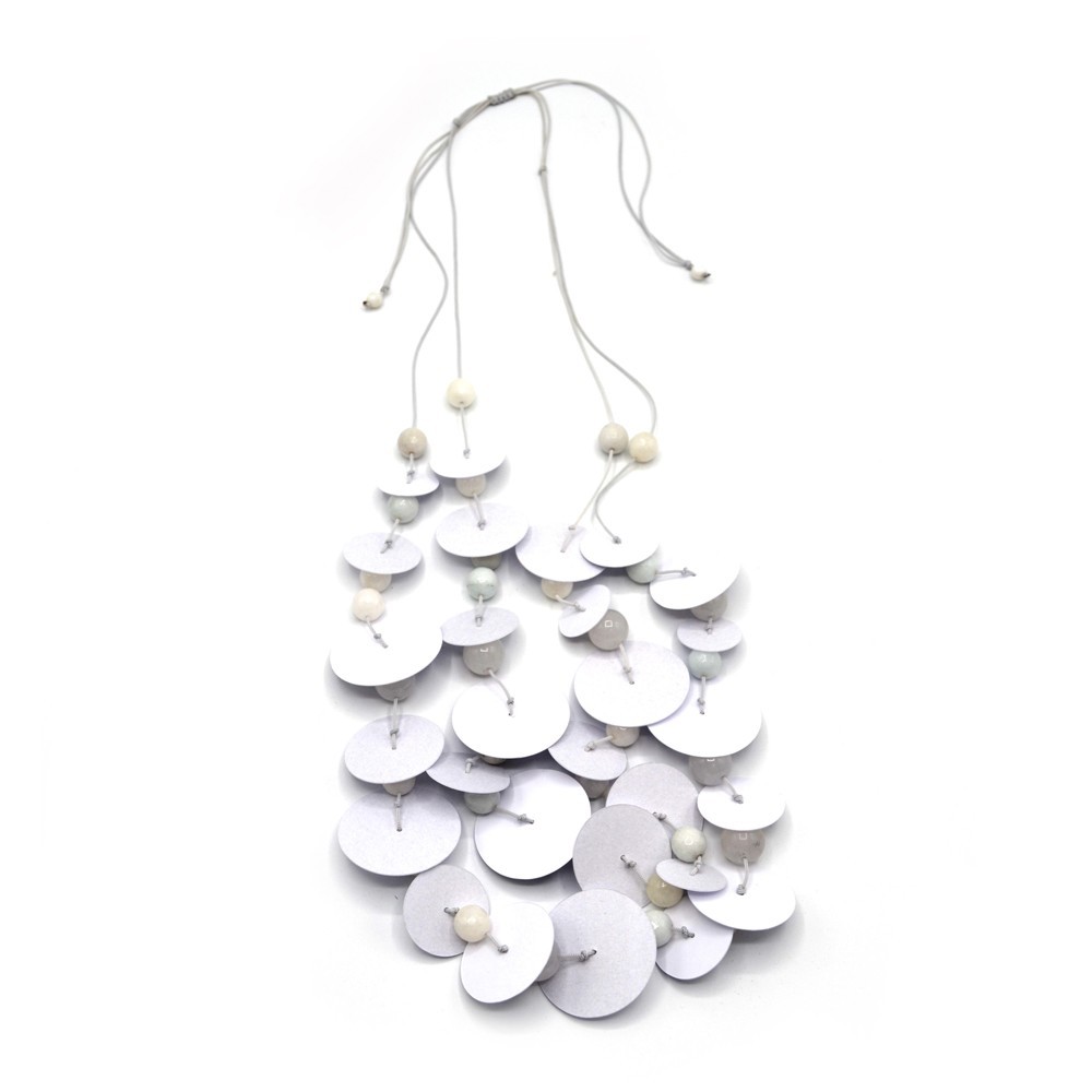 Collar Nenúfar Blanco – Levedad consciente para tu día a día | Strambótica