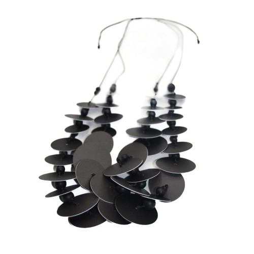 Collar Nenúfar Negro – Elegancia sutil hecha a mano | Strambótica