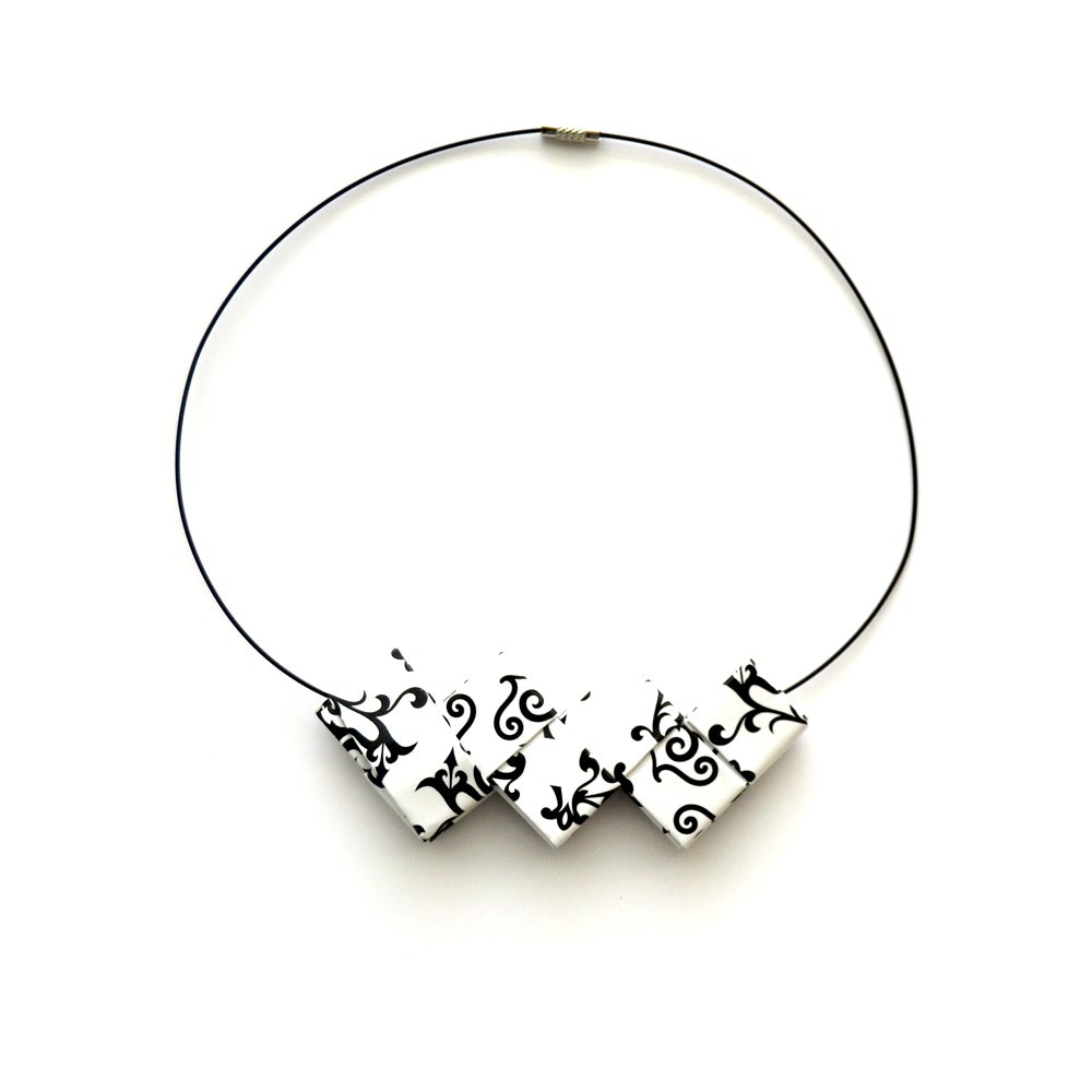 Lotus Hoop Necklace – Balance and Harmony in Recycled Paper | Strambótica
