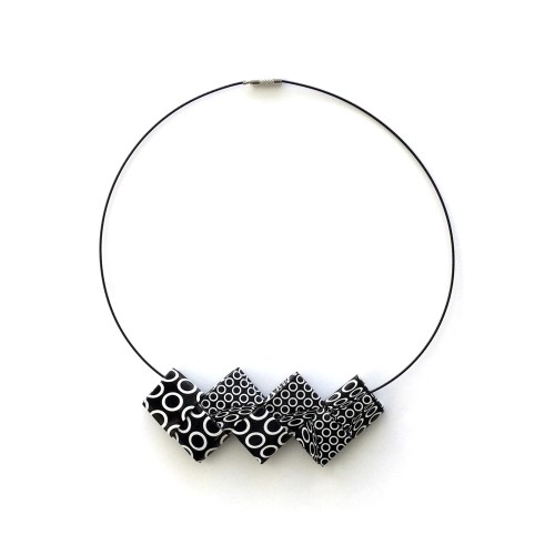 Lyva Hoop Necklace – Handcrafted, understated beauty | Strambótica