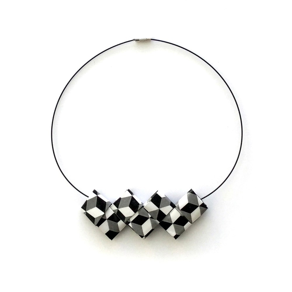 Collar De Aro Dado – Geometría artesanal hecha joya | Strambótica