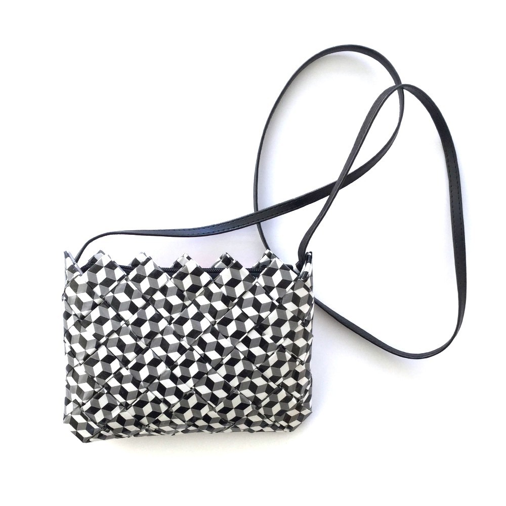 Bolso Bandolera Dado – Geometría que suma a tu look | Strambótica