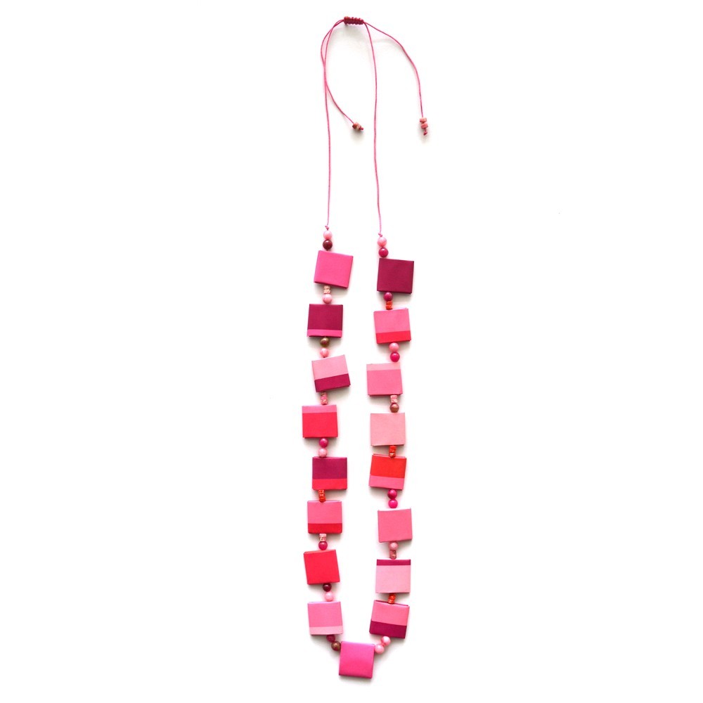 Collar Largo Rosa – Romanticismo sostenible para tu look | Strambótica