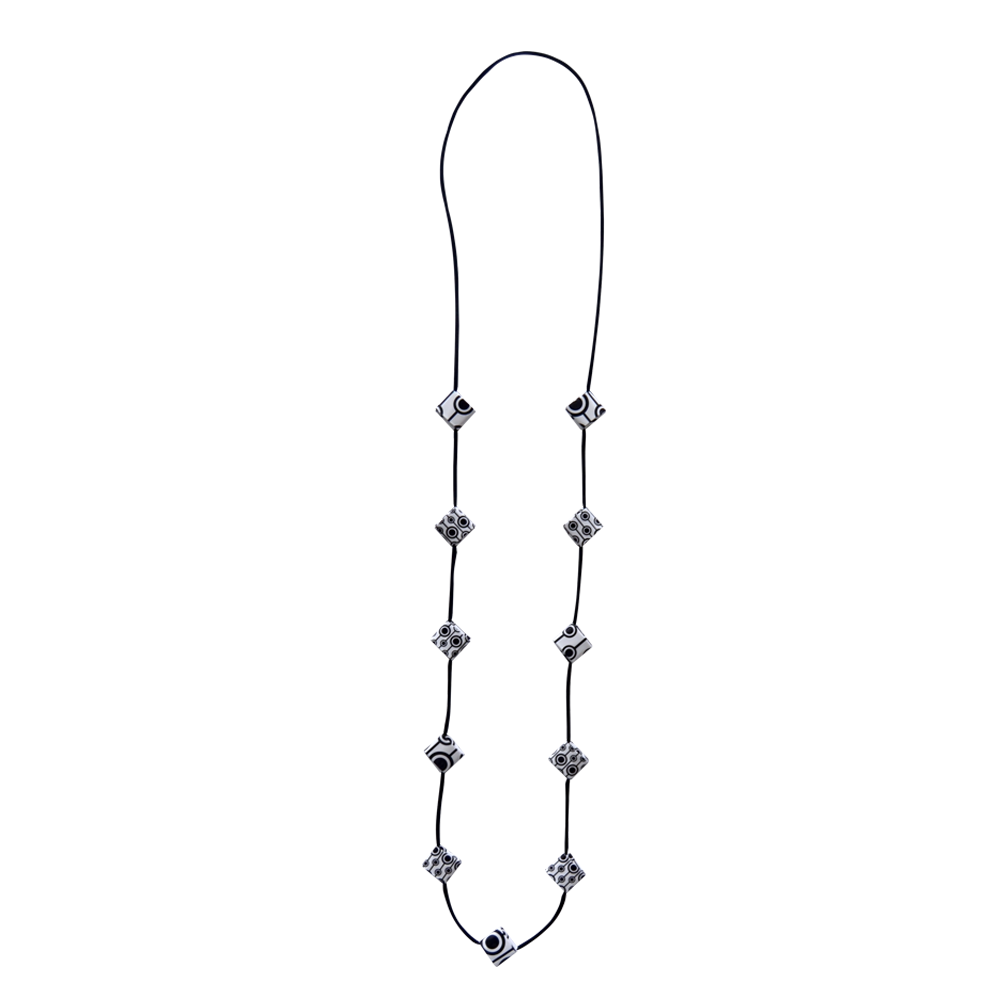 Collar hilo de seda Corti – Minimalismo artesanal | Strambótica